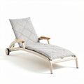 Lounge stoel van aluminium met houten armleuningen en grijs kussen 180 x 60 x 30cm